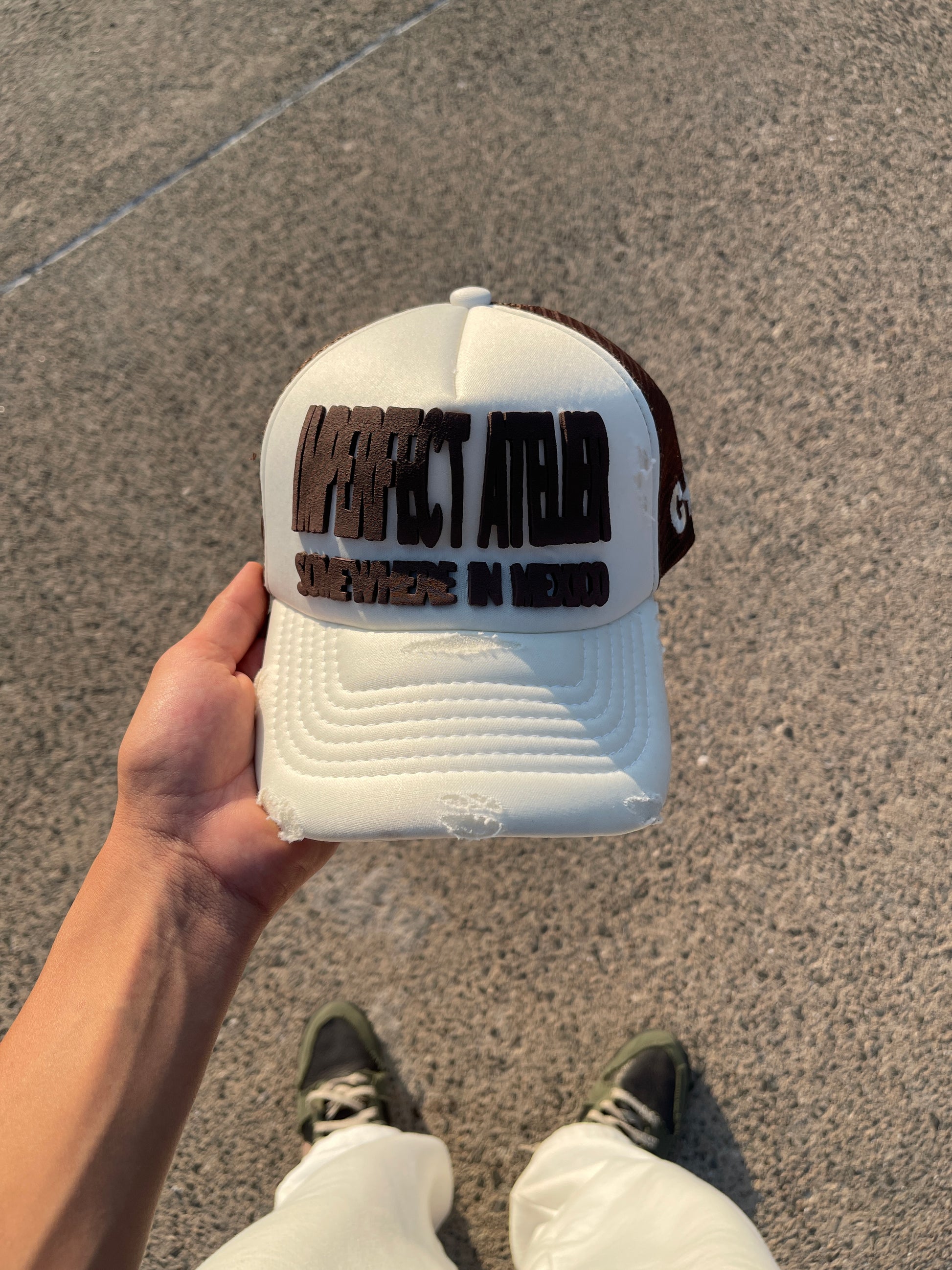 Taller imperfecto trucker hat