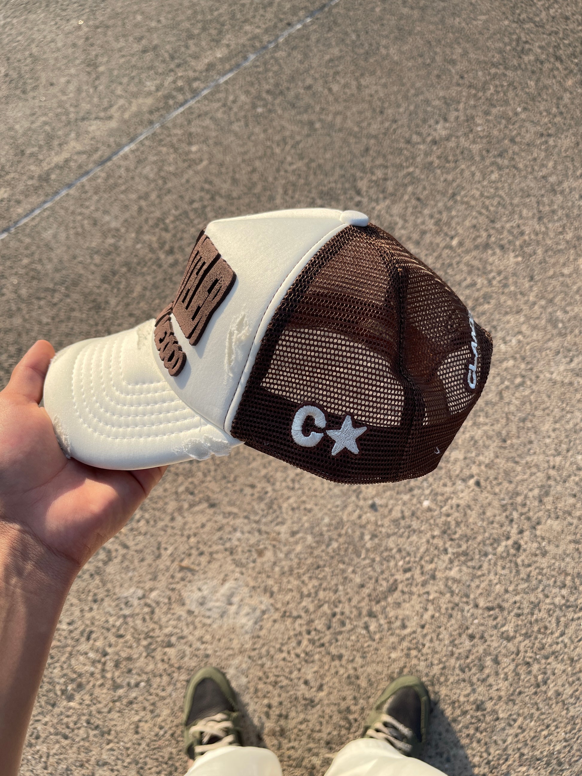 Taller imperfecto trucker hat