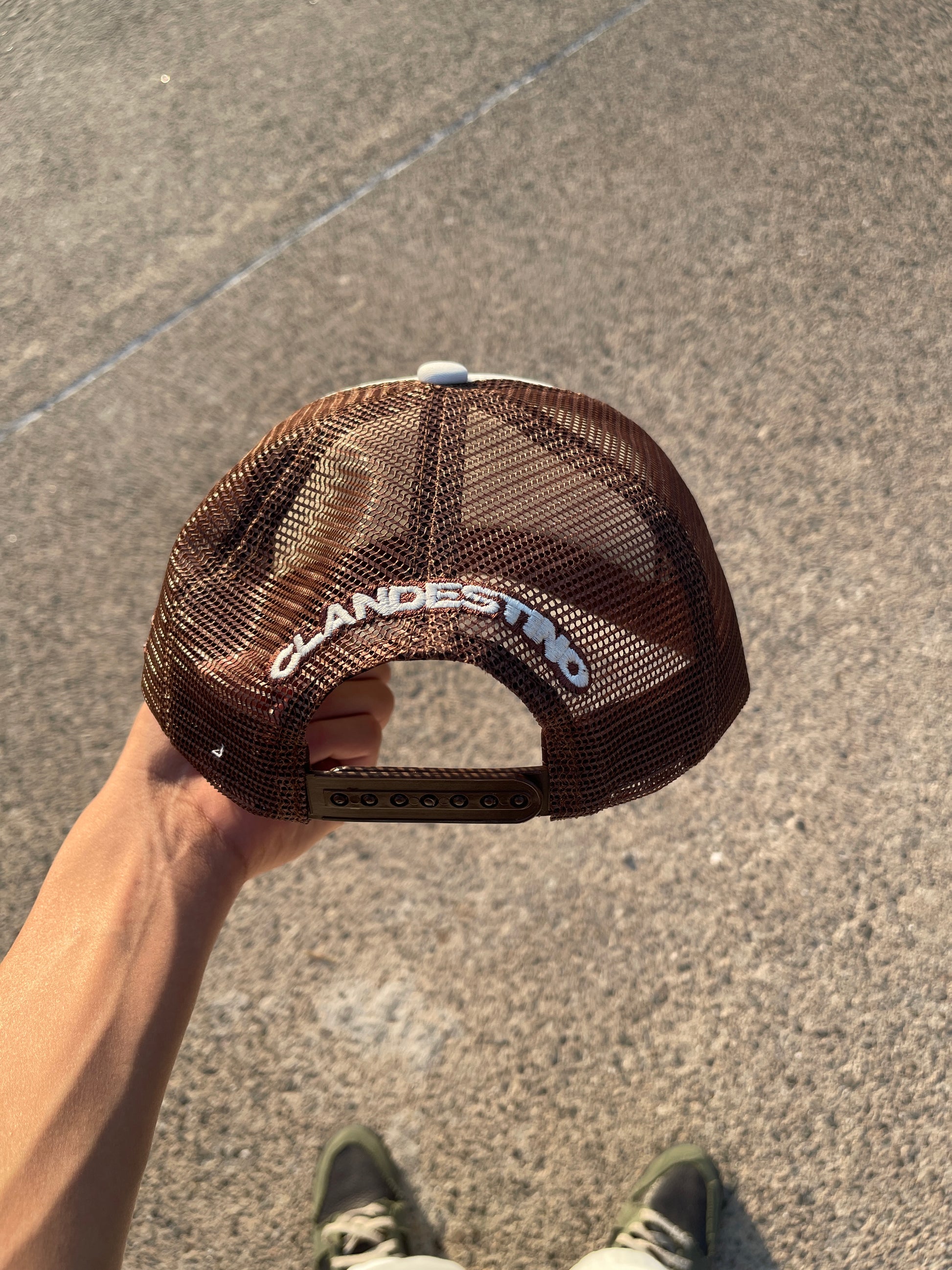 Taller imperfecto trucker hat