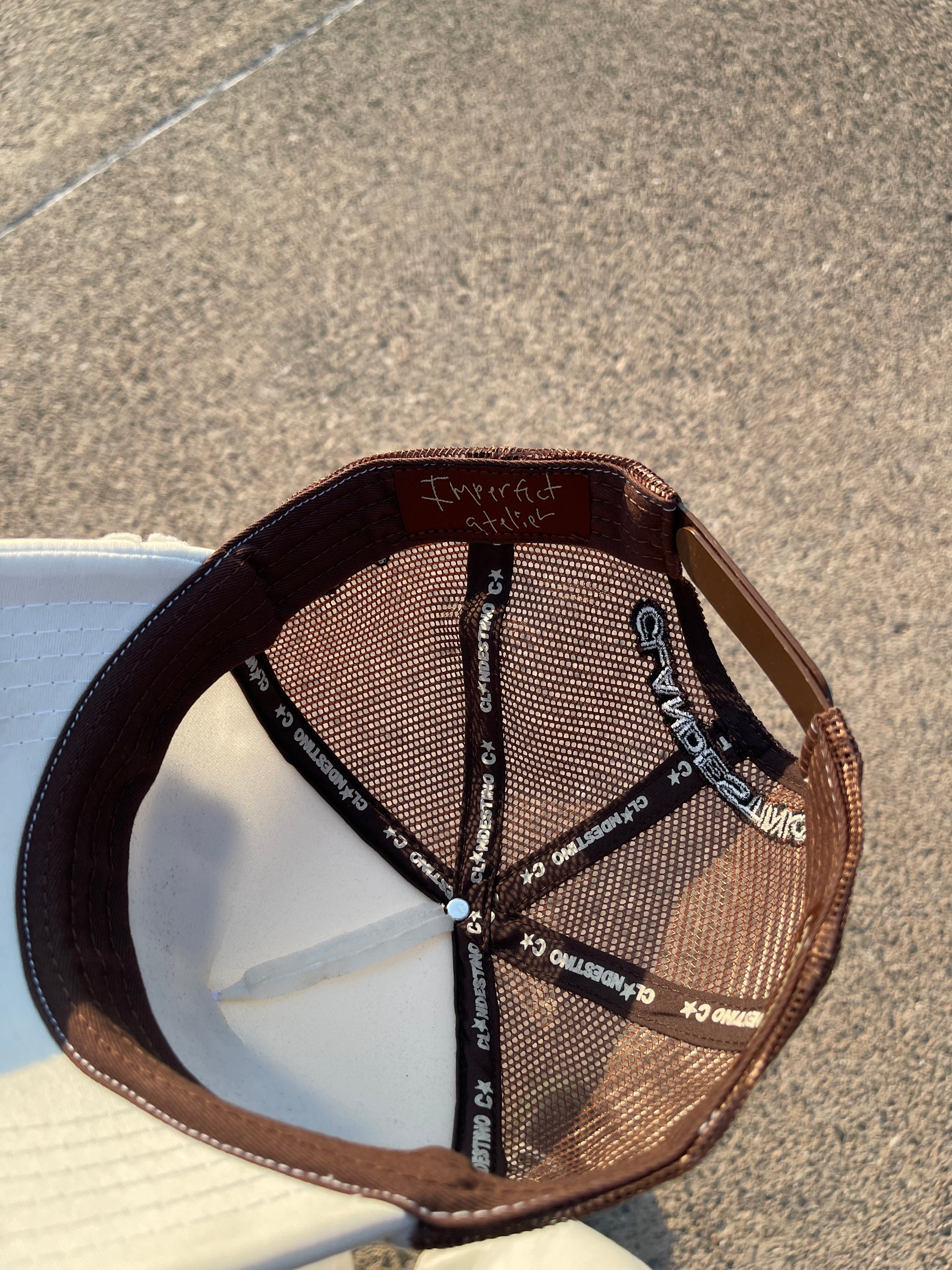 Taller imperfecto trucker hat