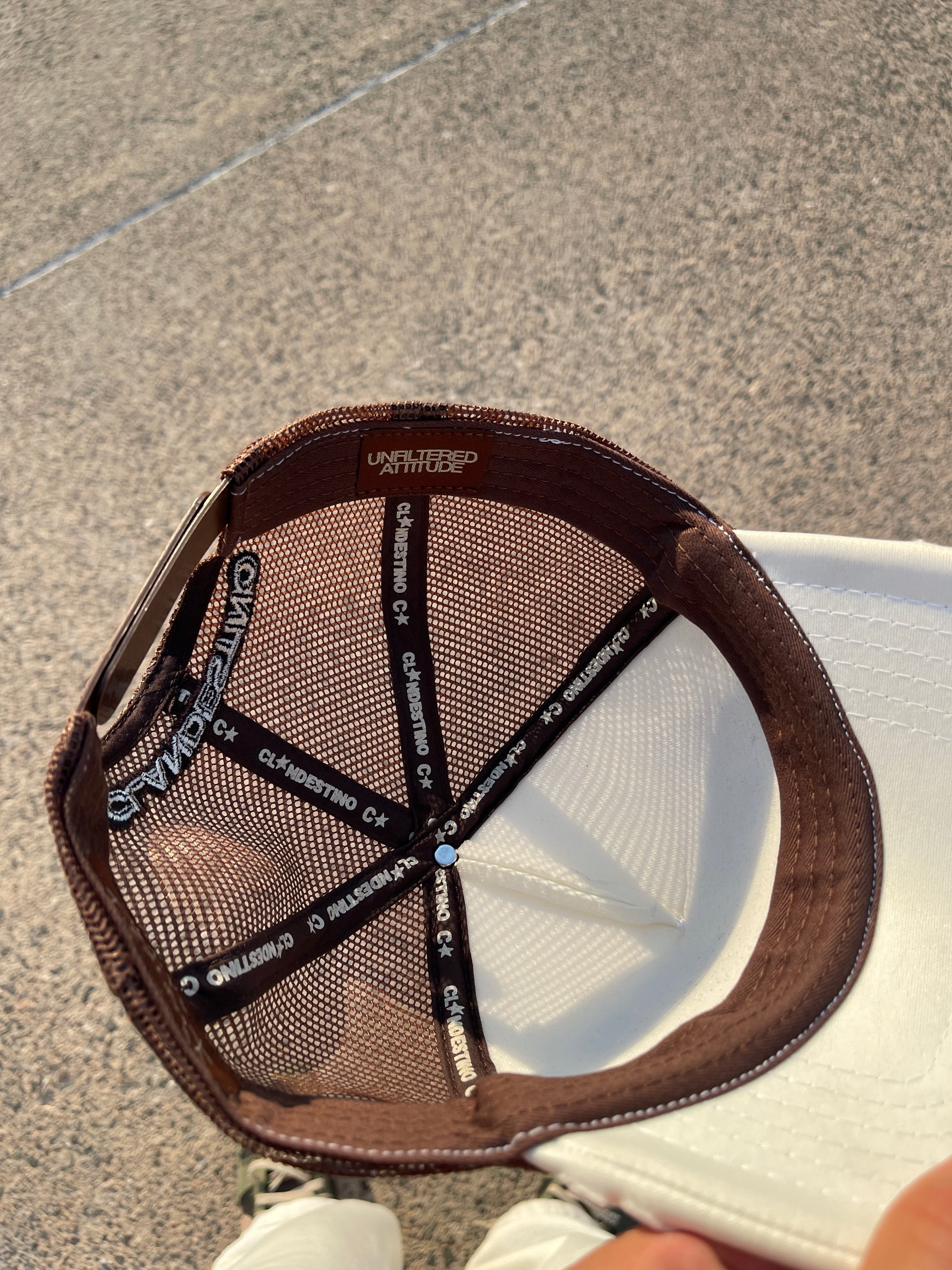 Taller imperfecto trucker hat