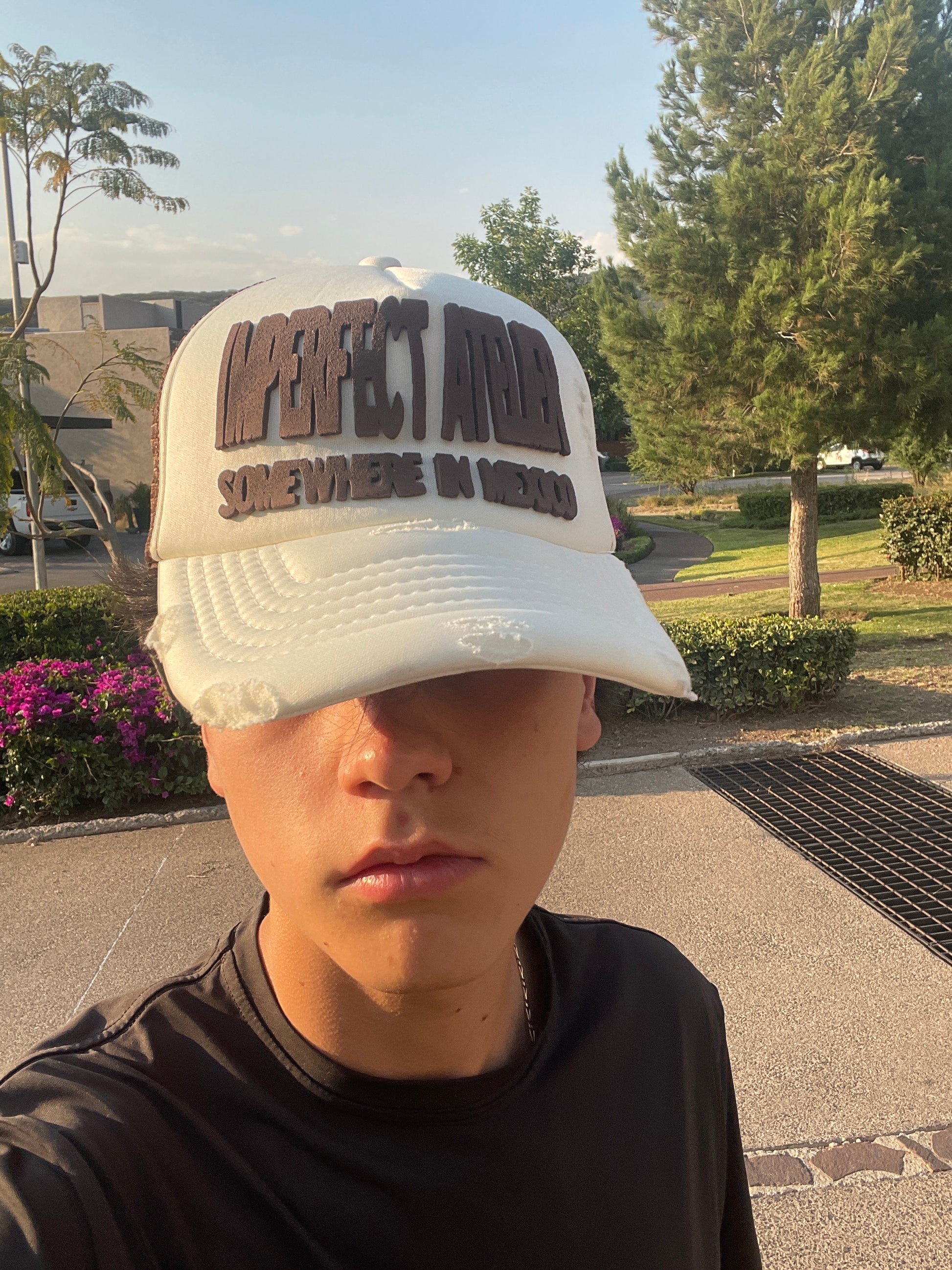 Taller imperfecto trucker hat