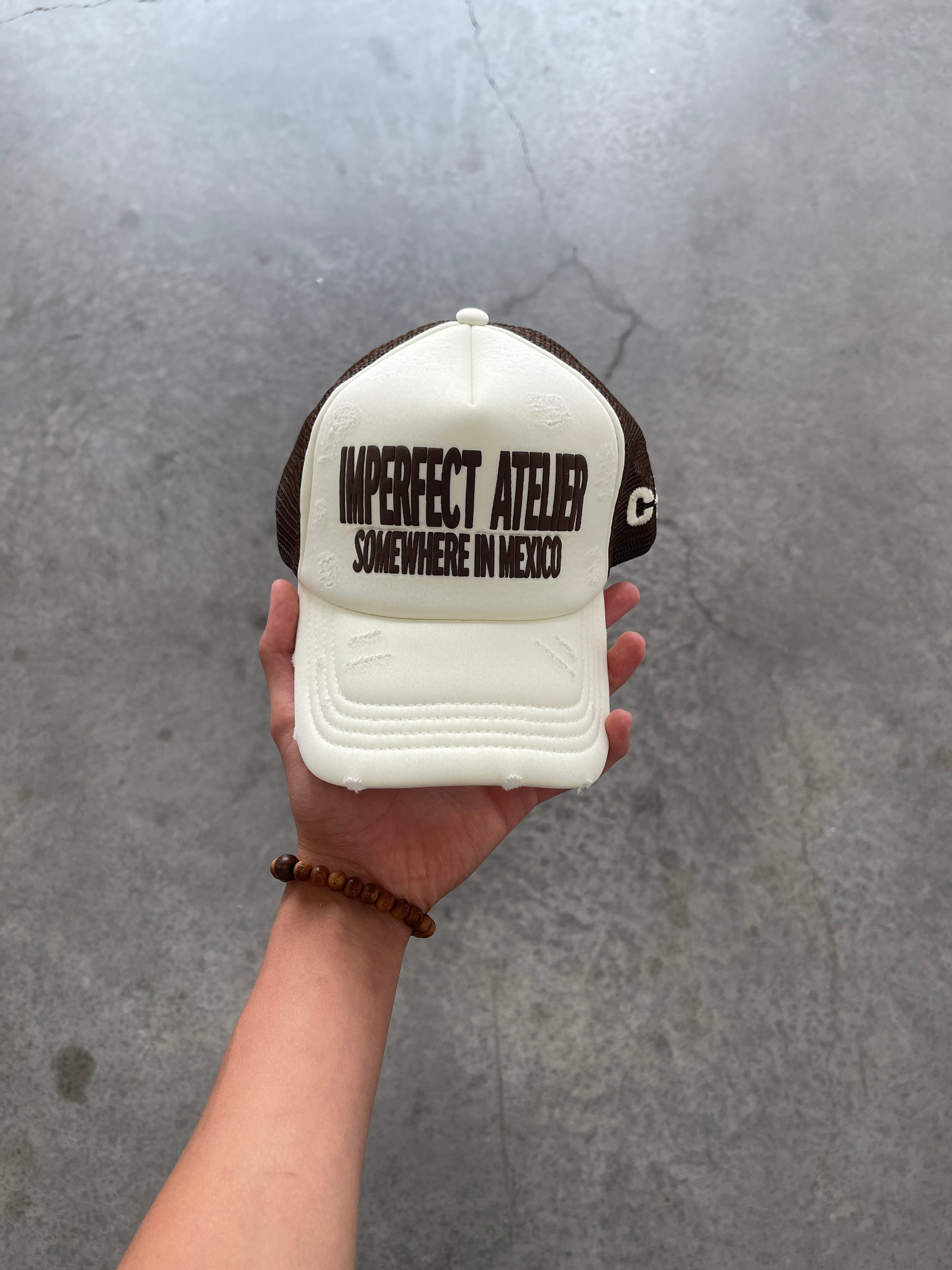 Taller imperfecto trucker hat