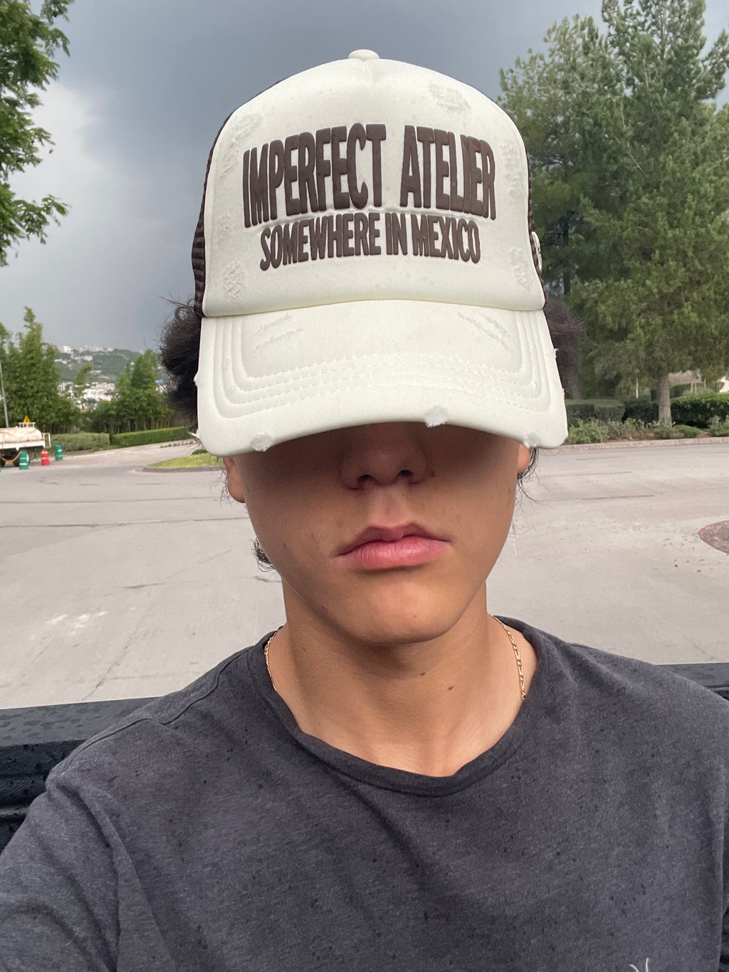 Taller imperfecto trucker hat