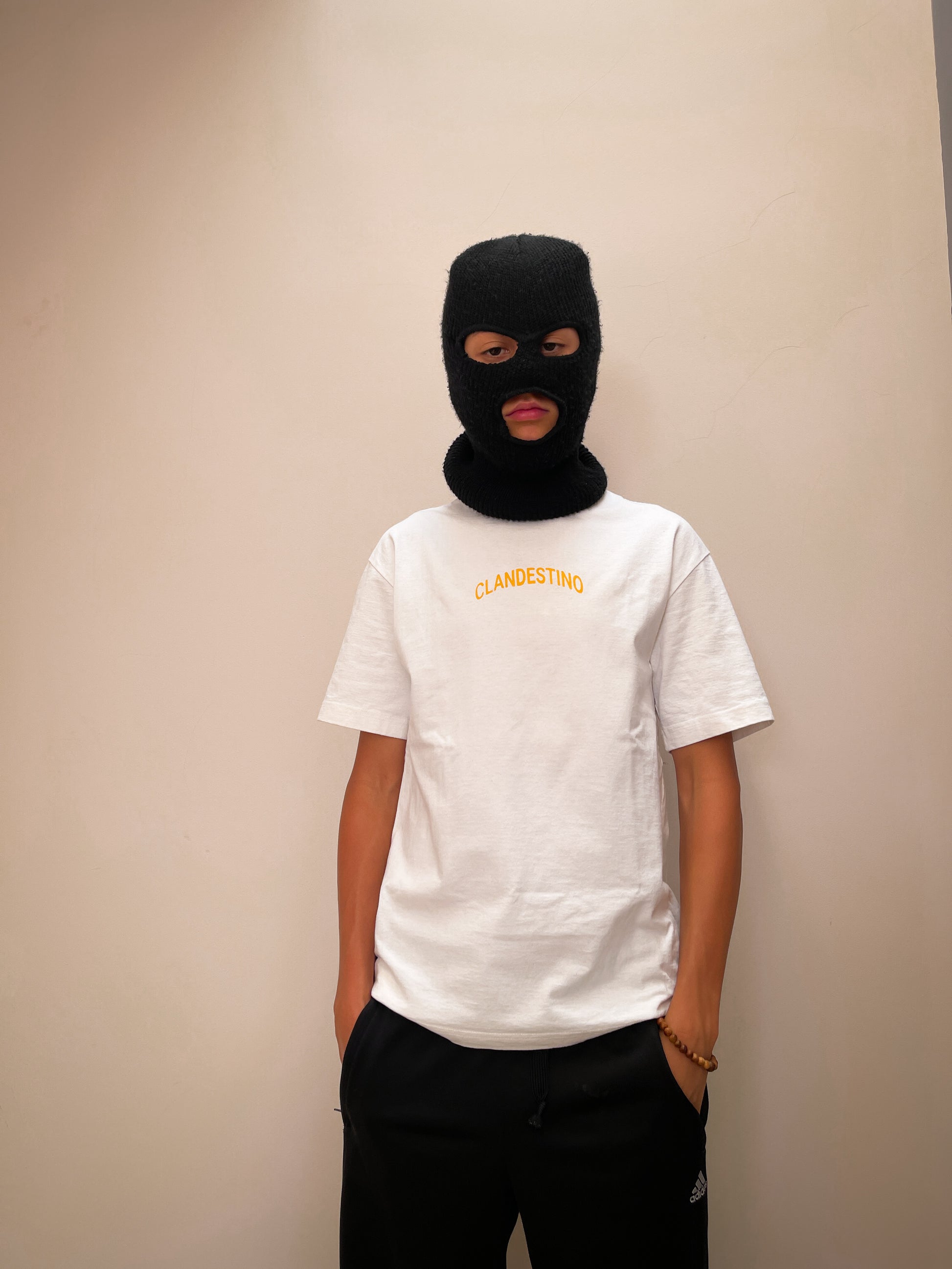 Clandestino Bold Identity- Playera blanca 