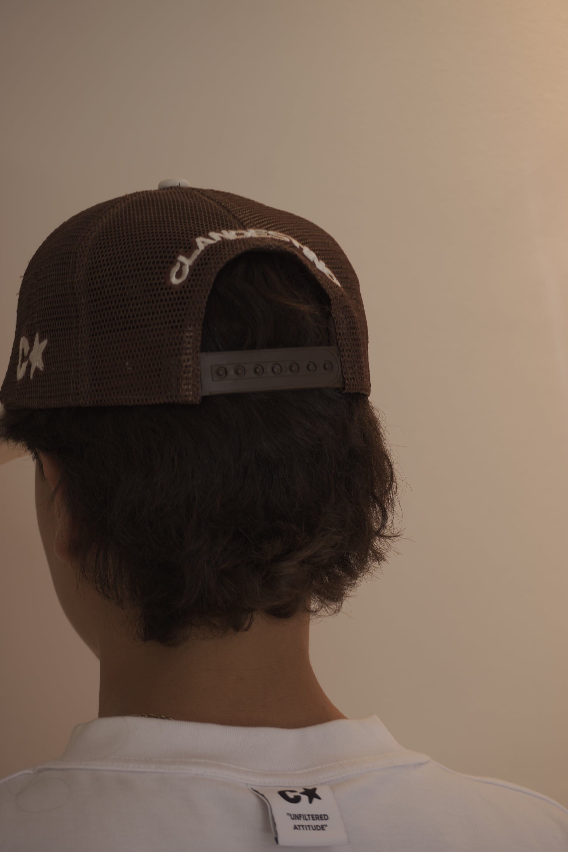 Taller imperfecto trucker hat