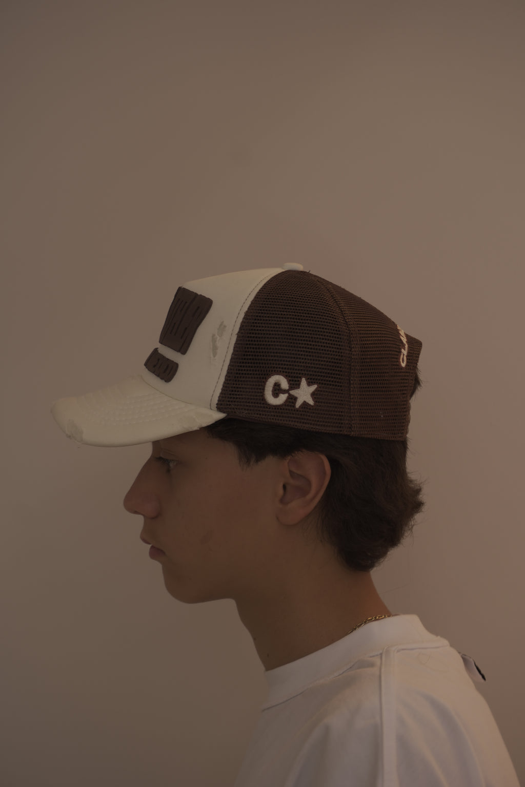 Taller imperfecto trucker hat