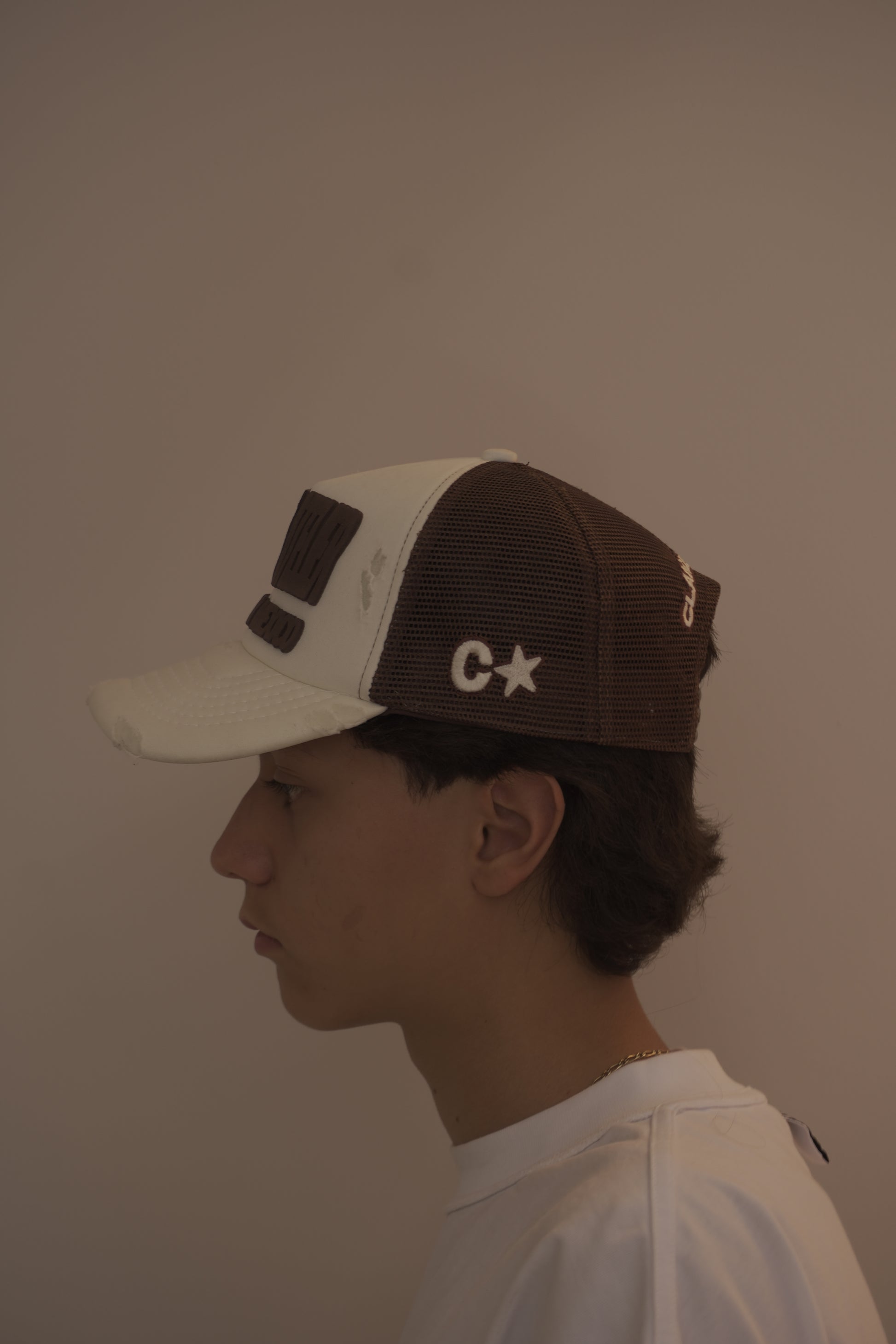 Taller imperfecto trucker hat