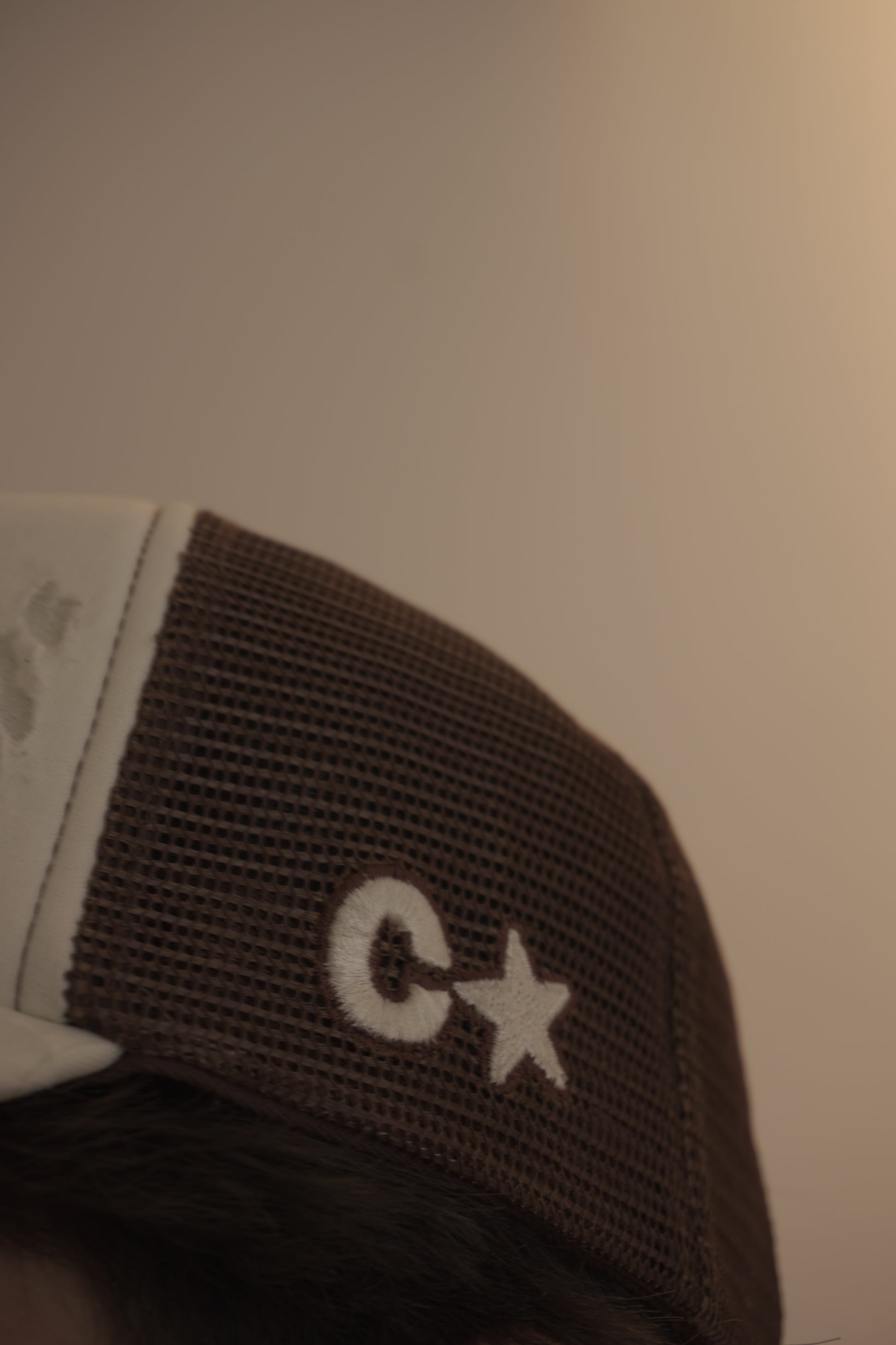 Taller imperfecto trucker hat