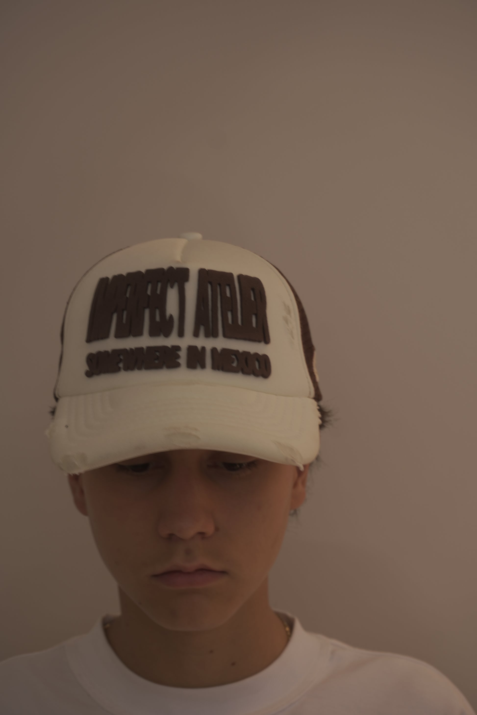 Taller imperfecto trucker hat
