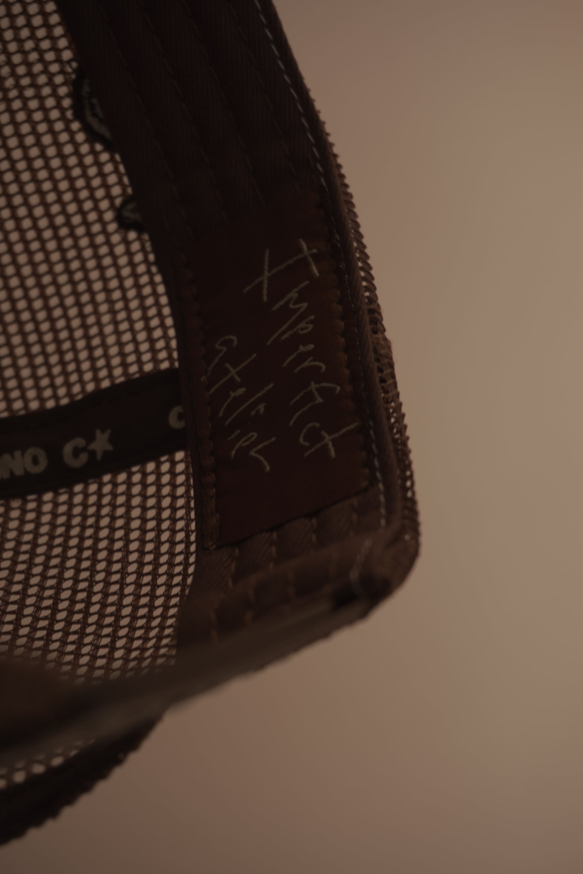 Taller imperfecto trucker hat