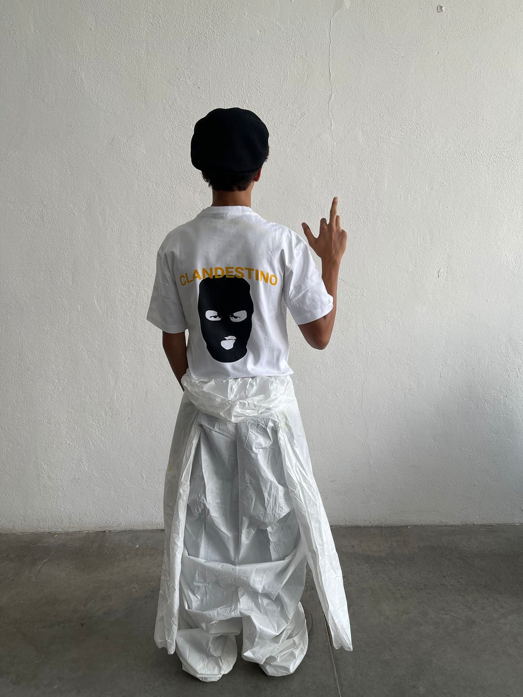 Clandestino Bold Identity- Playera blanca 