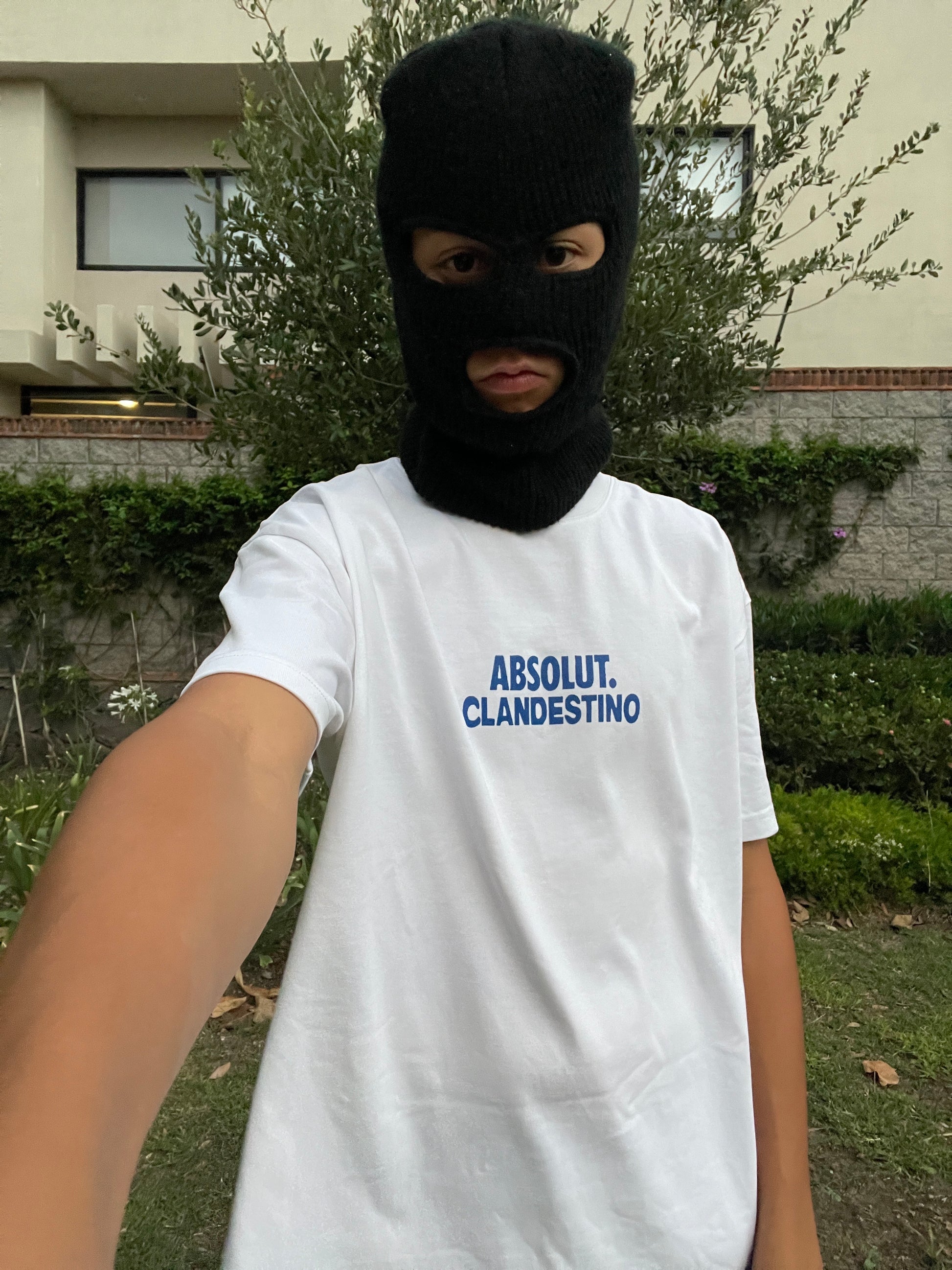 Absolut clandestino- Playera blanca 